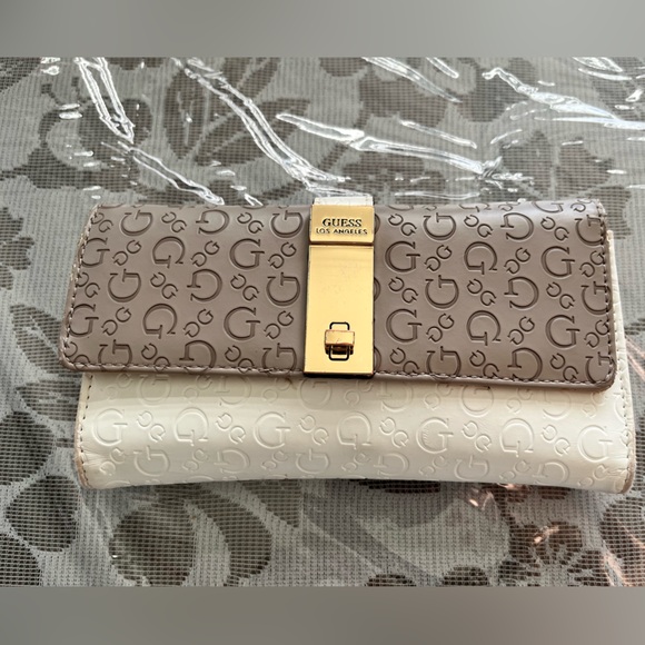 Guess wallet - Picture 1 of 4